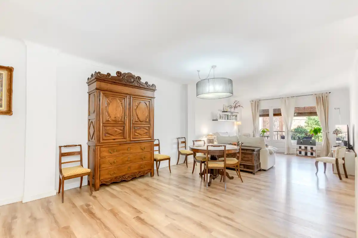 Vivir en el centro de Figueres y tener espacio de verdad no es fácil de encontrar.