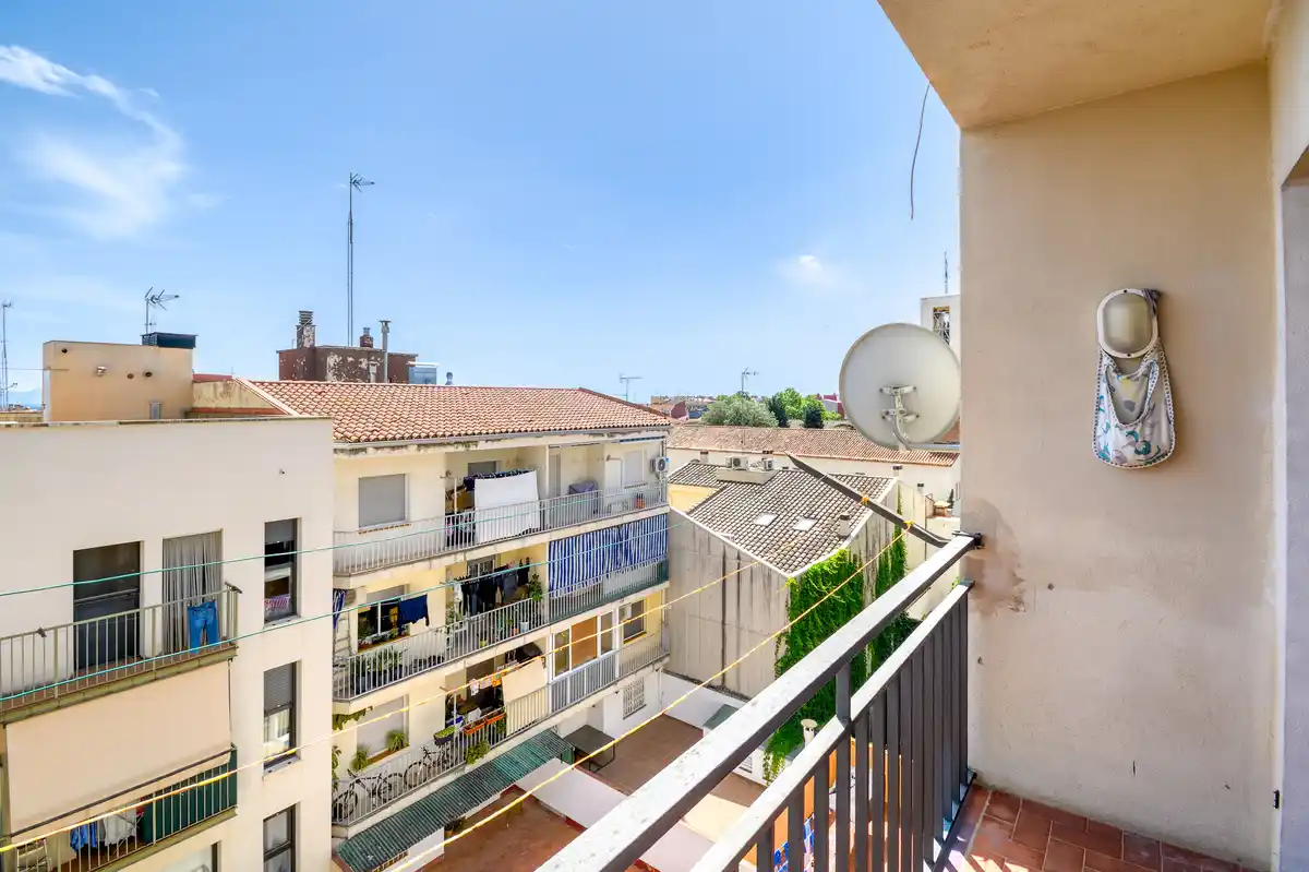 Vivir en el centro de Figueres y tener espacio de verdad no es fácil de encontrar.