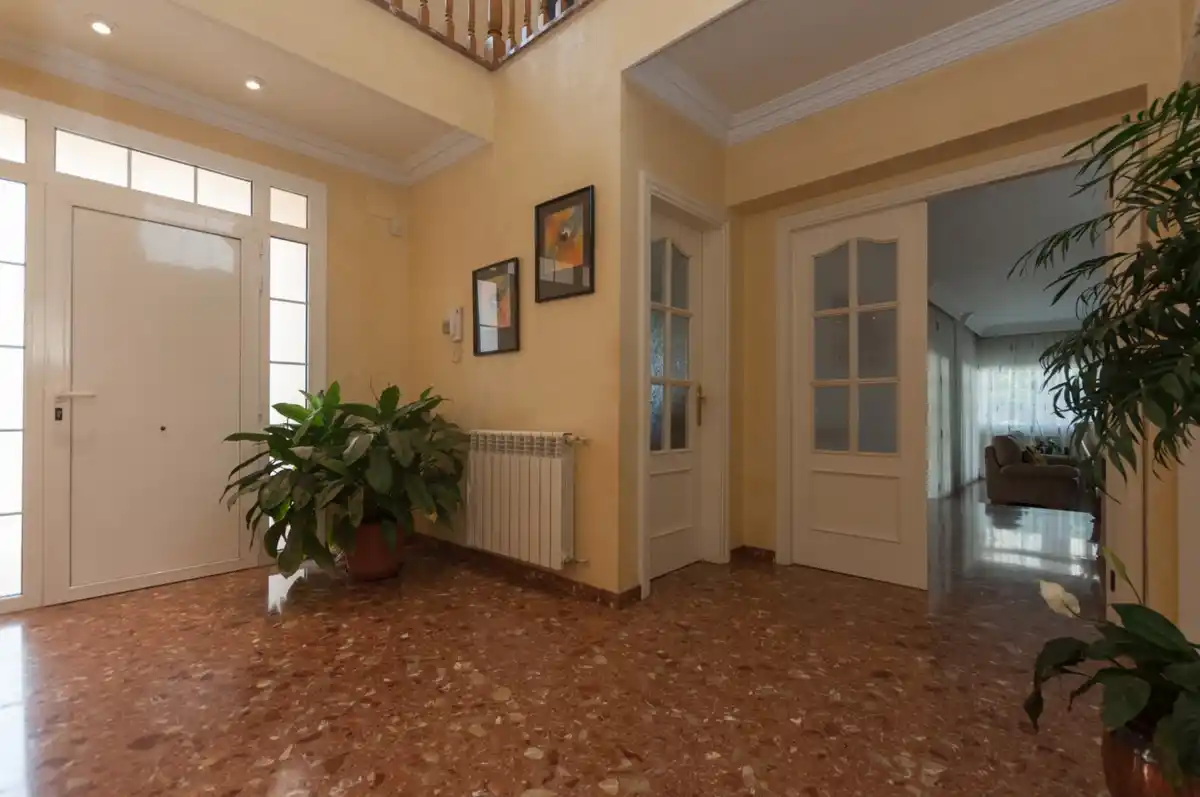 Roses. Casa grande con piscina, garaje en solar esquinero en zona tranquila.