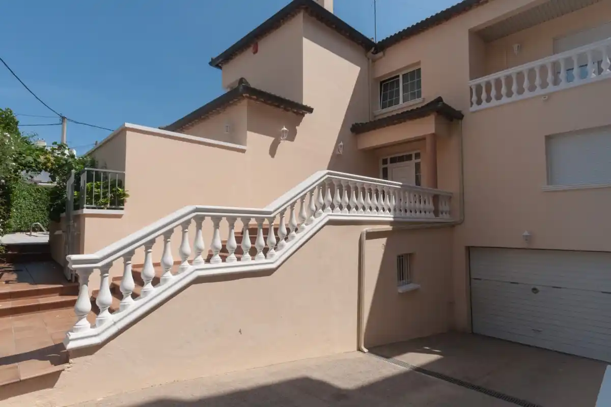 Roses. Casa grande con piscina, garaje en solar esquinero en zona tranquila.