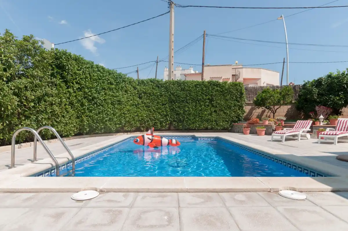 Roses. Casa grande con piscina, garaje en solar esquinero en zona tranquila.