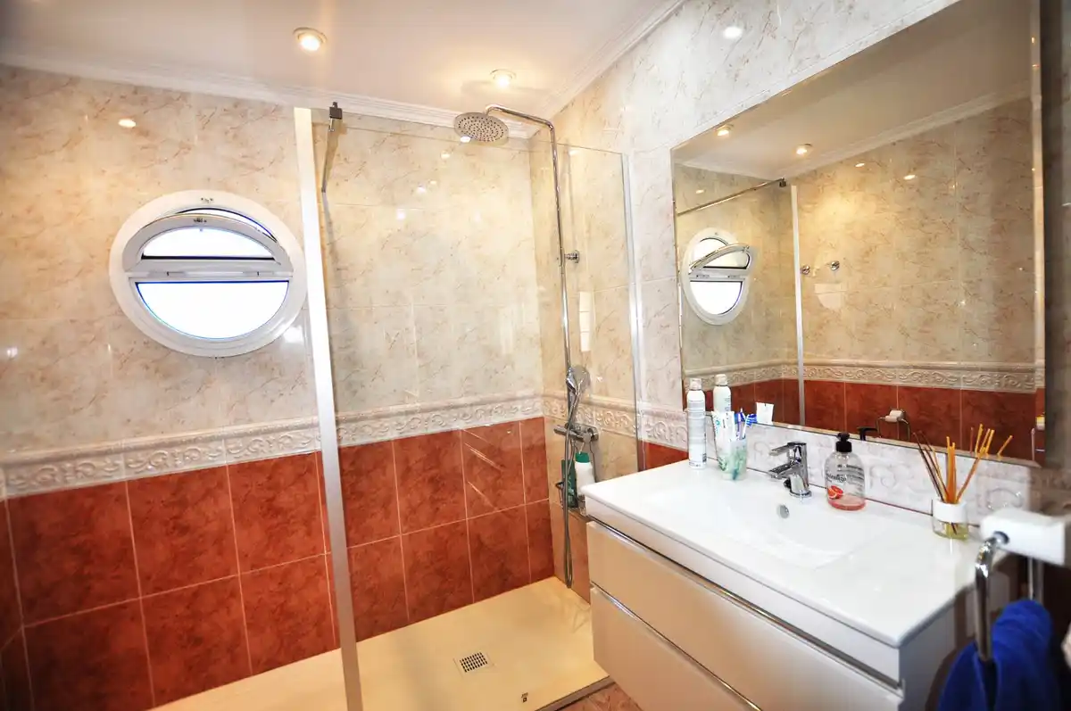 Roses. Casa grande con piscina, garaje en solar esquinero en zona tranquila.