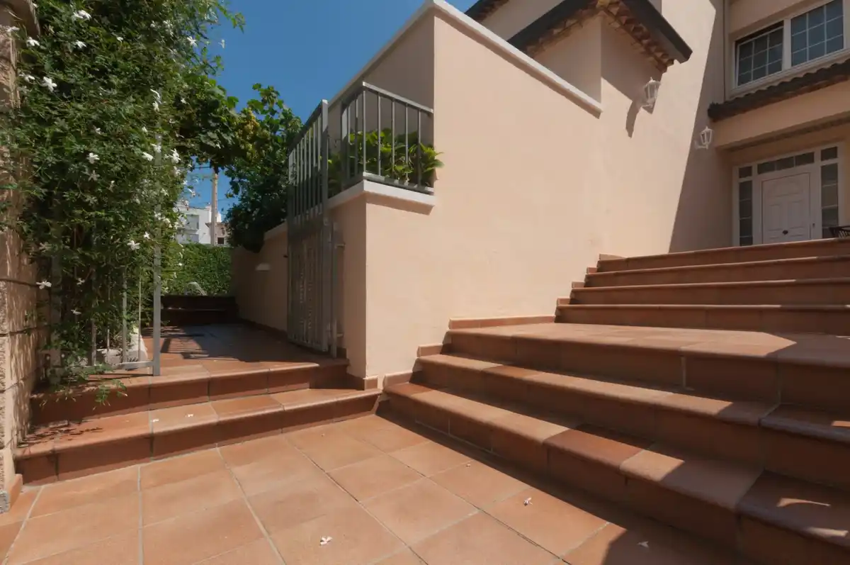 Roses. Casa grande con piscina, garaje en solar esquinero en zona tranquila.