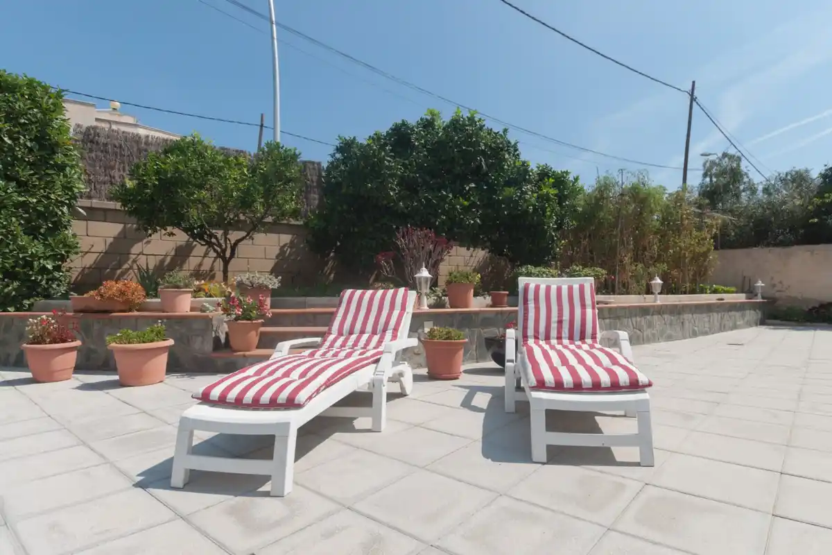 Roses. Casa grande con piscina, garaje en solar esquinero en zona tranquila.