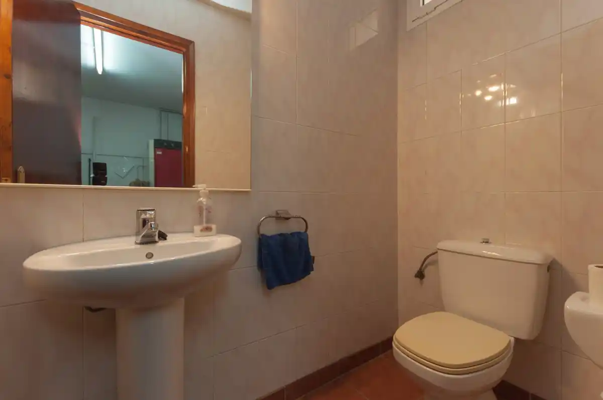 Roses. Casa grande con piscina, garaje en solar esquinero en zona tranquila.