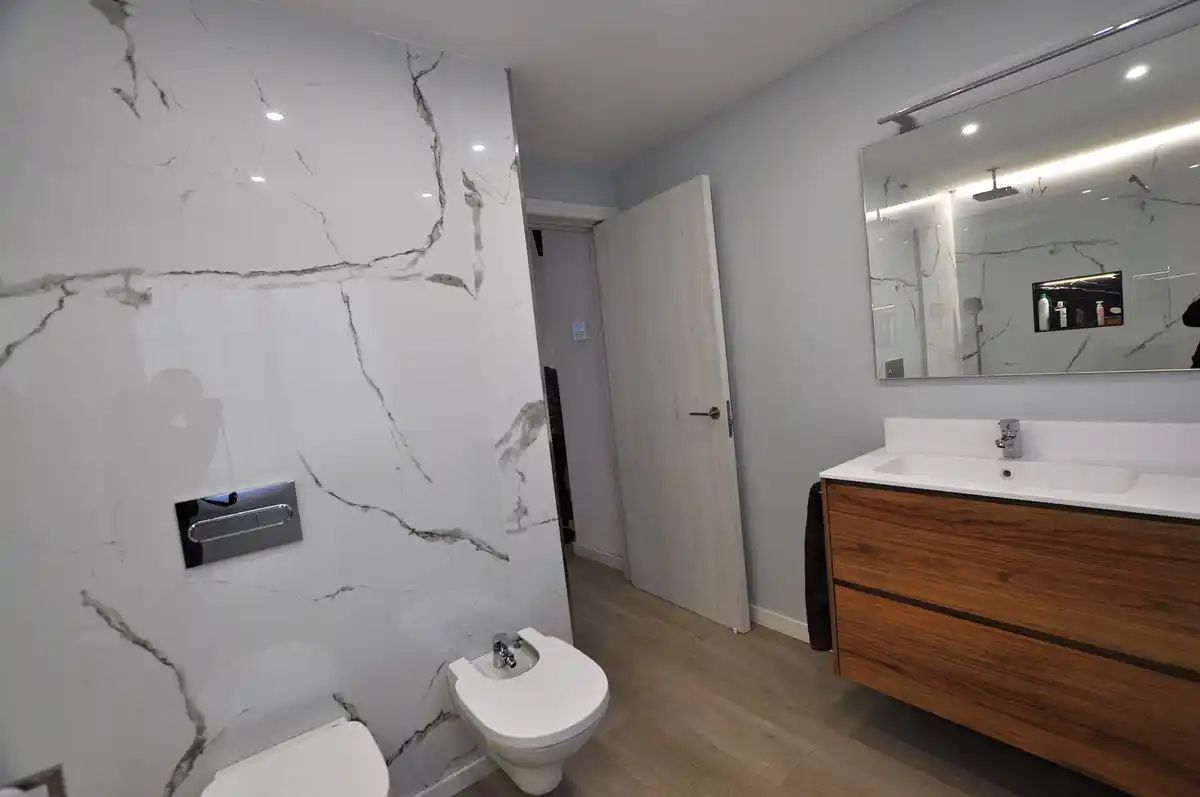 Roses. Casa grande con piscina, garaje en solar esquinero en zona tranquila.