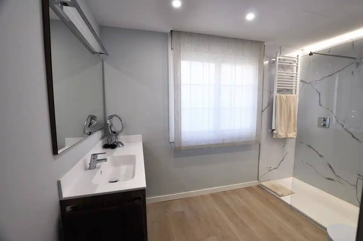 Roses. Casa grande con piscina, garaje en solar esquinero en zona tranquila.