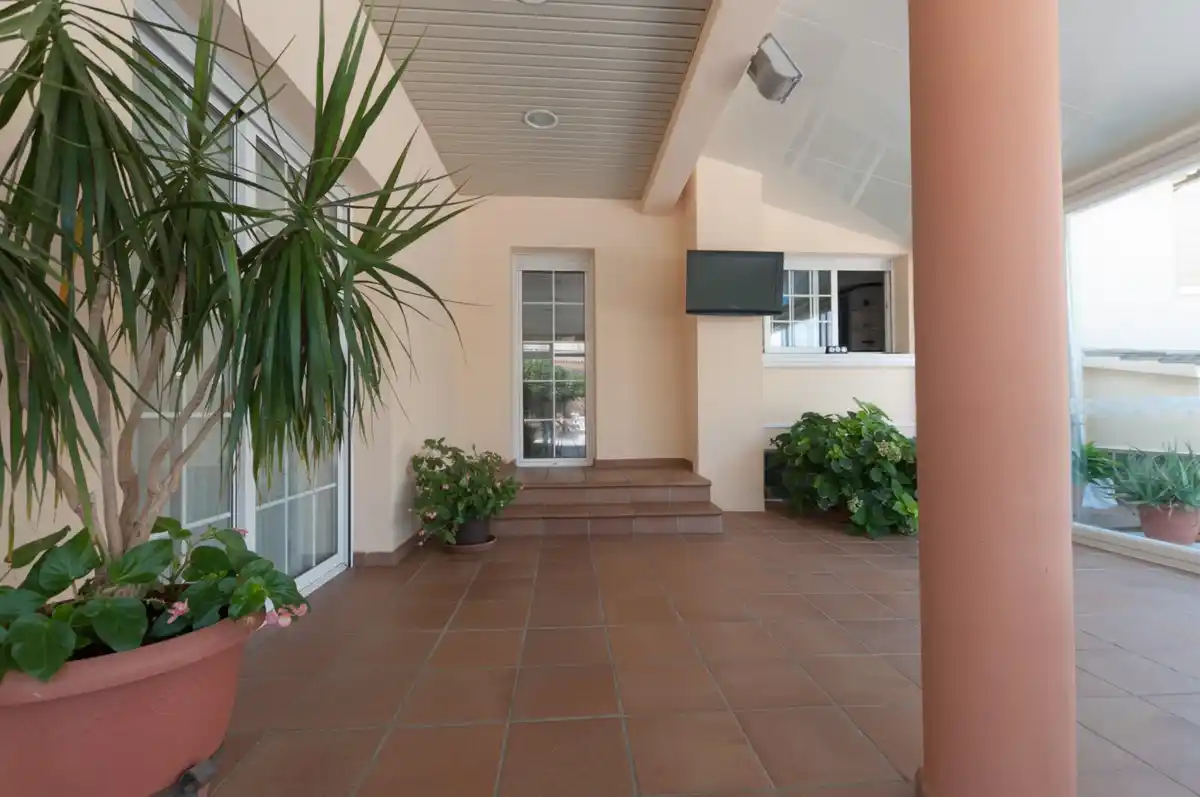 Roses. Casa grande con piscina, garaje en solar esquinero en zona tranquila.