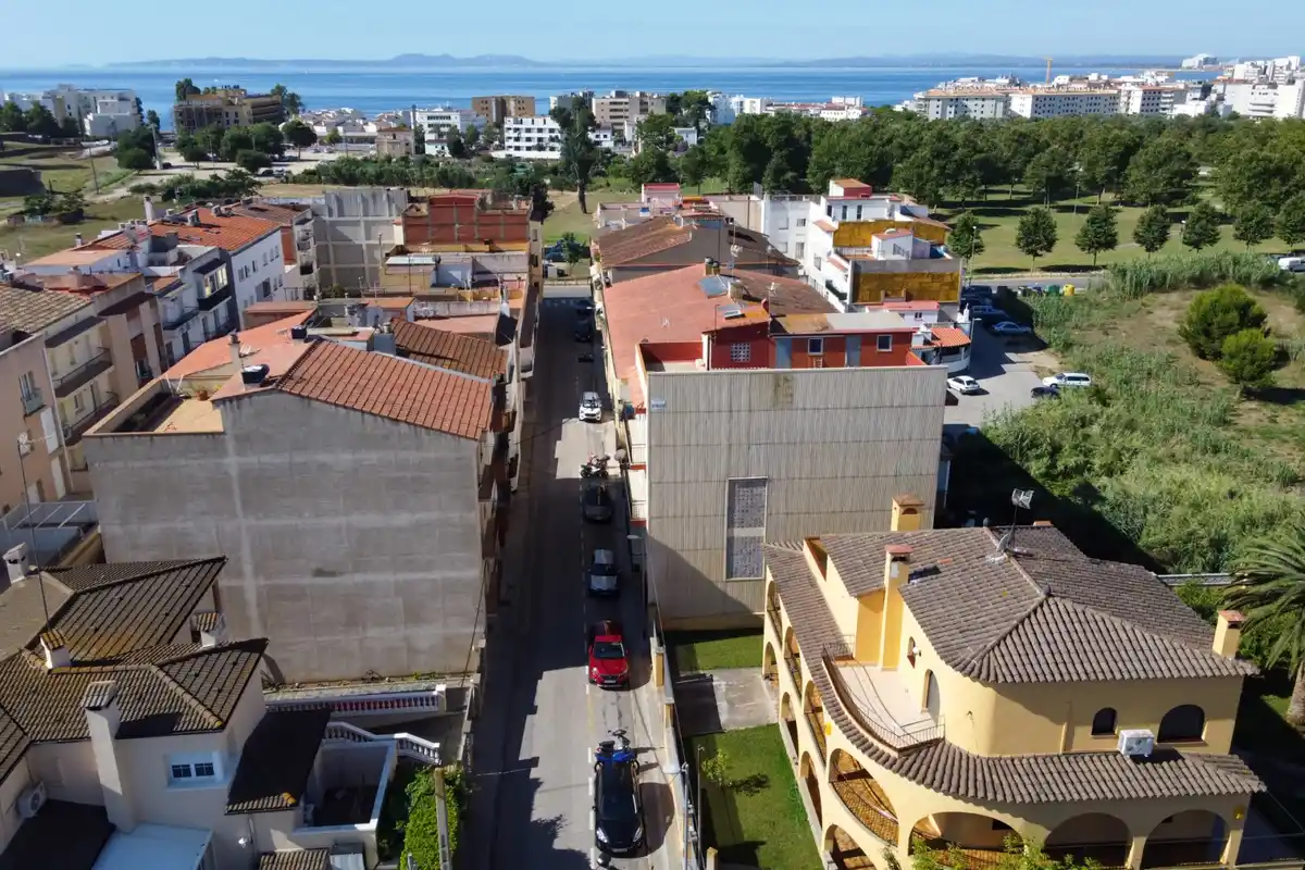 Roses. Casa grande con piscina, garaje en solar esquinero en zona tranquila.