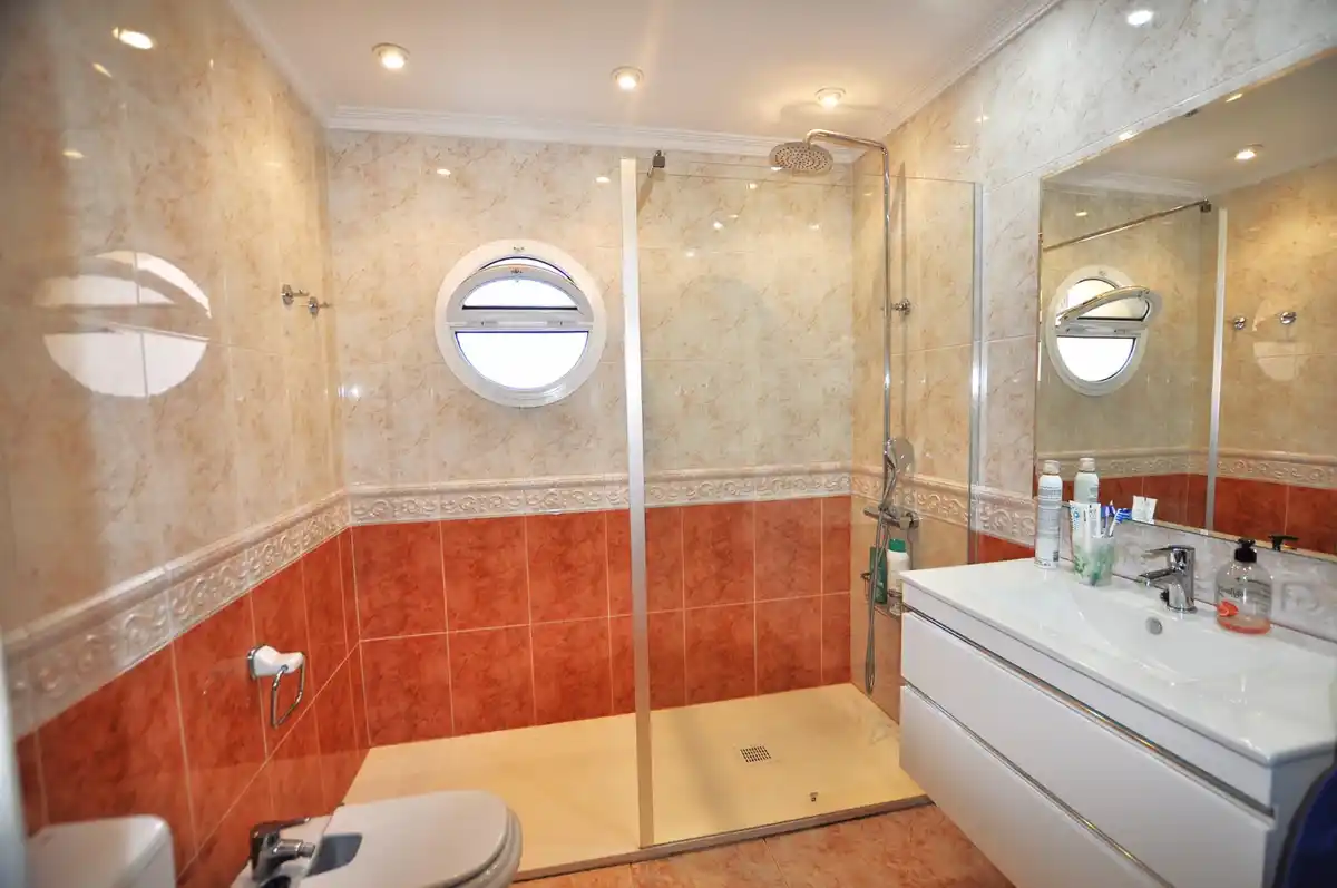 Roses. Casa grande con piscina, garaje en solar esquinero en zona tranquila.