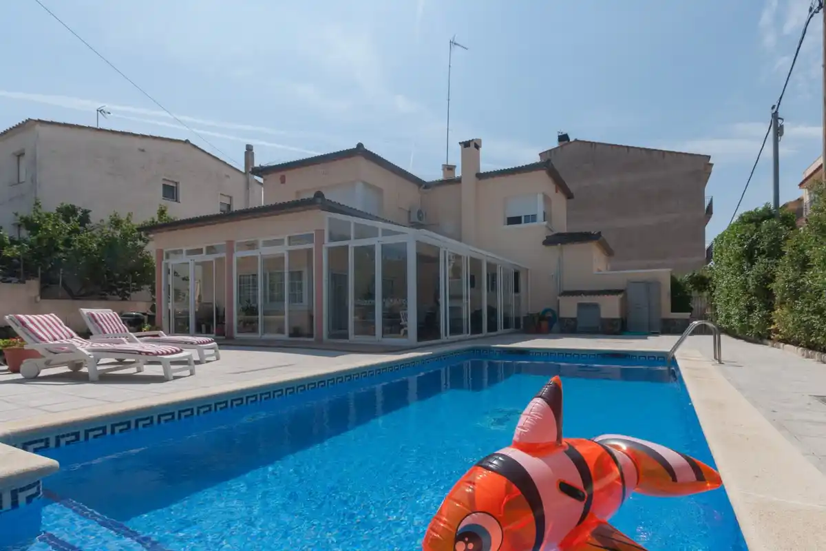 Roses. Casa grande con piscina, garaje en solar esquinero en zona tranquila.