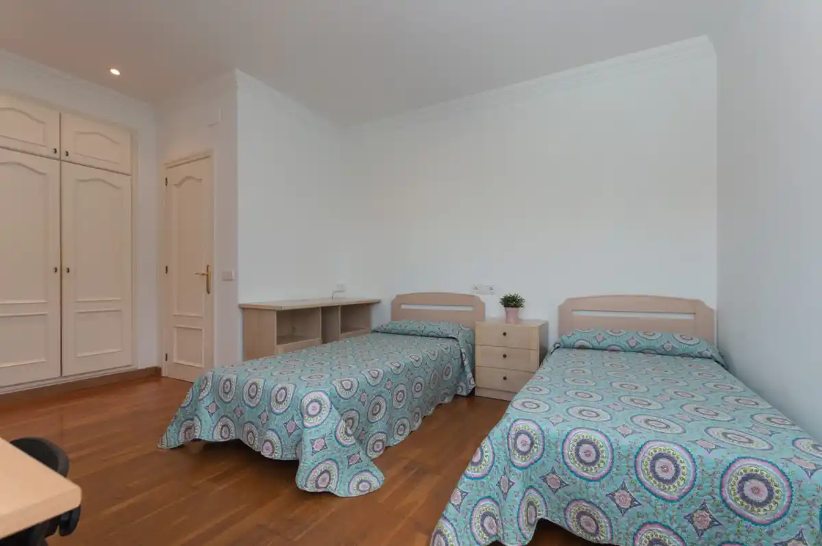 Roses. Casa grande con piscina, garaje en solar esquinero en zona tranquila.