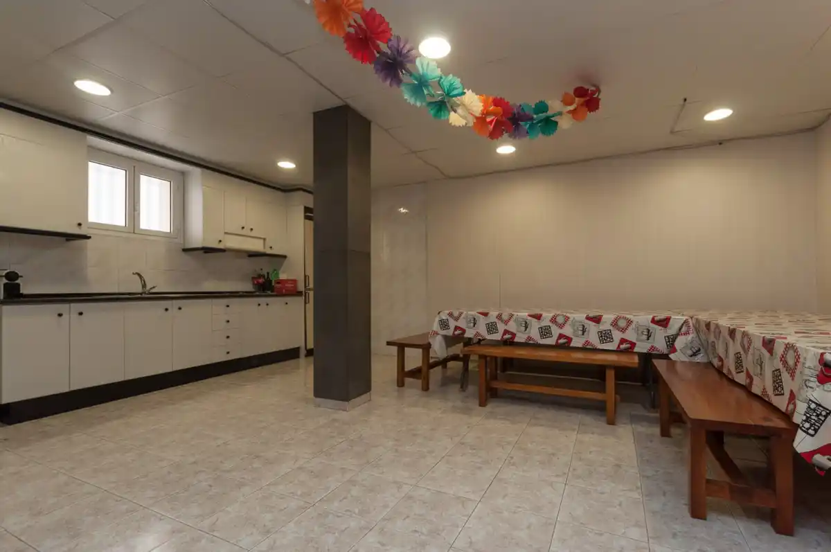 Roses. Casa grande con piscina, garaje en solar esquinero en zona tranquila.