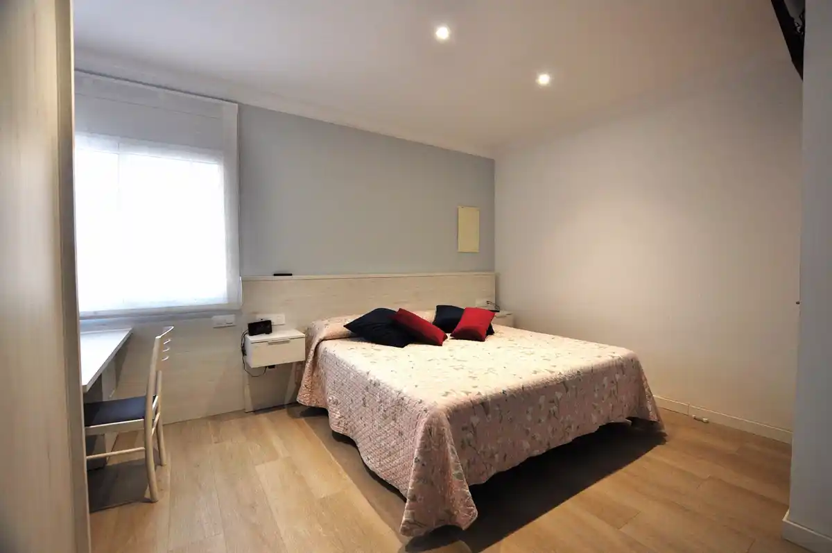 Roses. Casa grande con piscina, garaje en solar esquinero en zona tranquila.