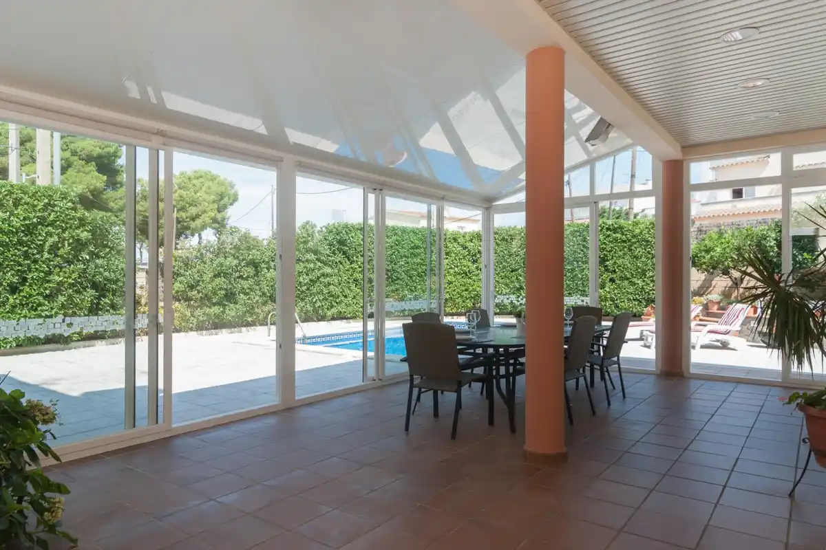 Roses. Casa grande con piscina, garaje en solar esquinero en zona tranquila.