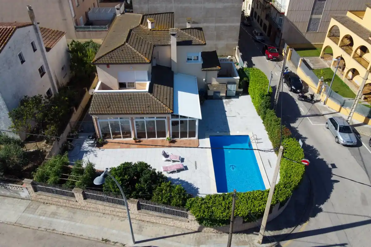 Roses. Casa grande con piscina, garaje en solar esquinero en zona tranquila.
