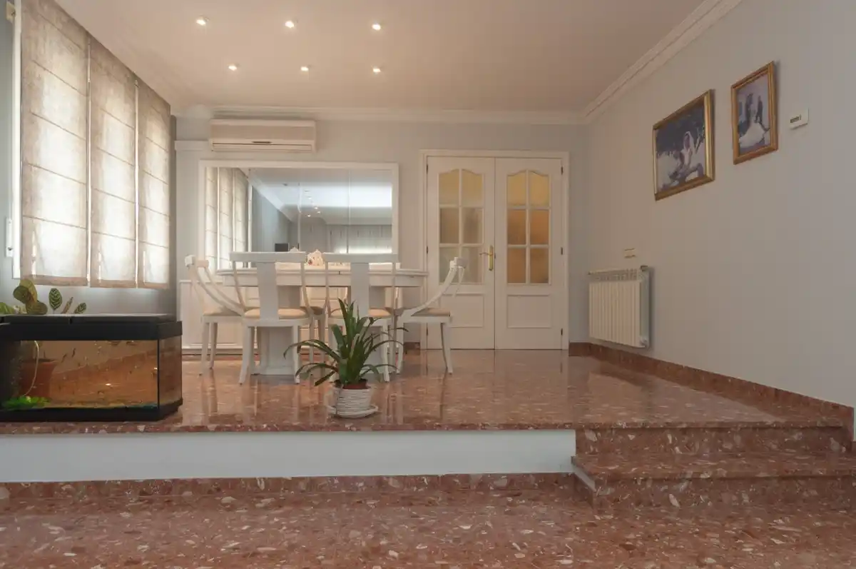 Roses. Casa grande con piscina, garaje en solar esquinero en zona tranquila.