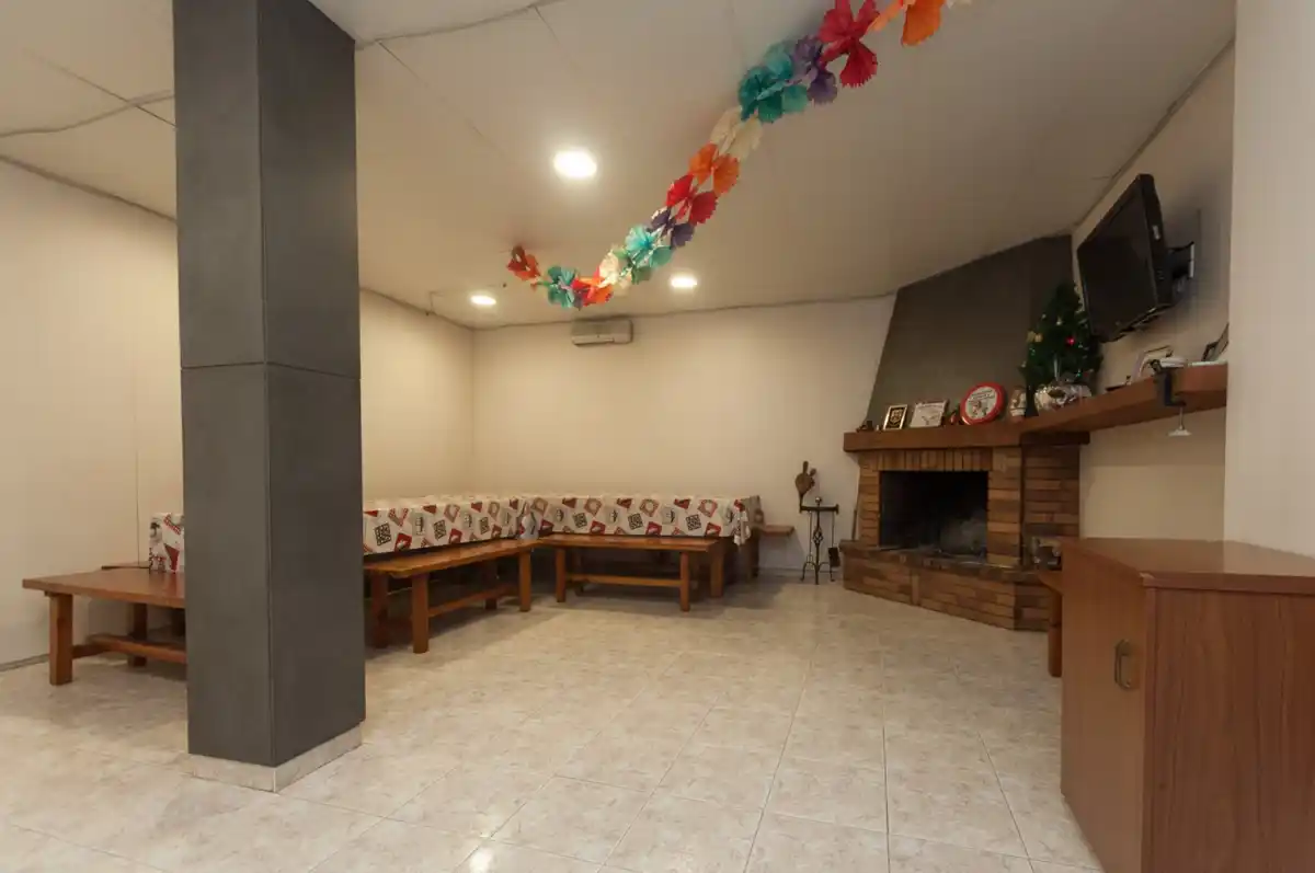 Roses. Casa grande con piscina, garaje en solar esquinero en zona tranquila.