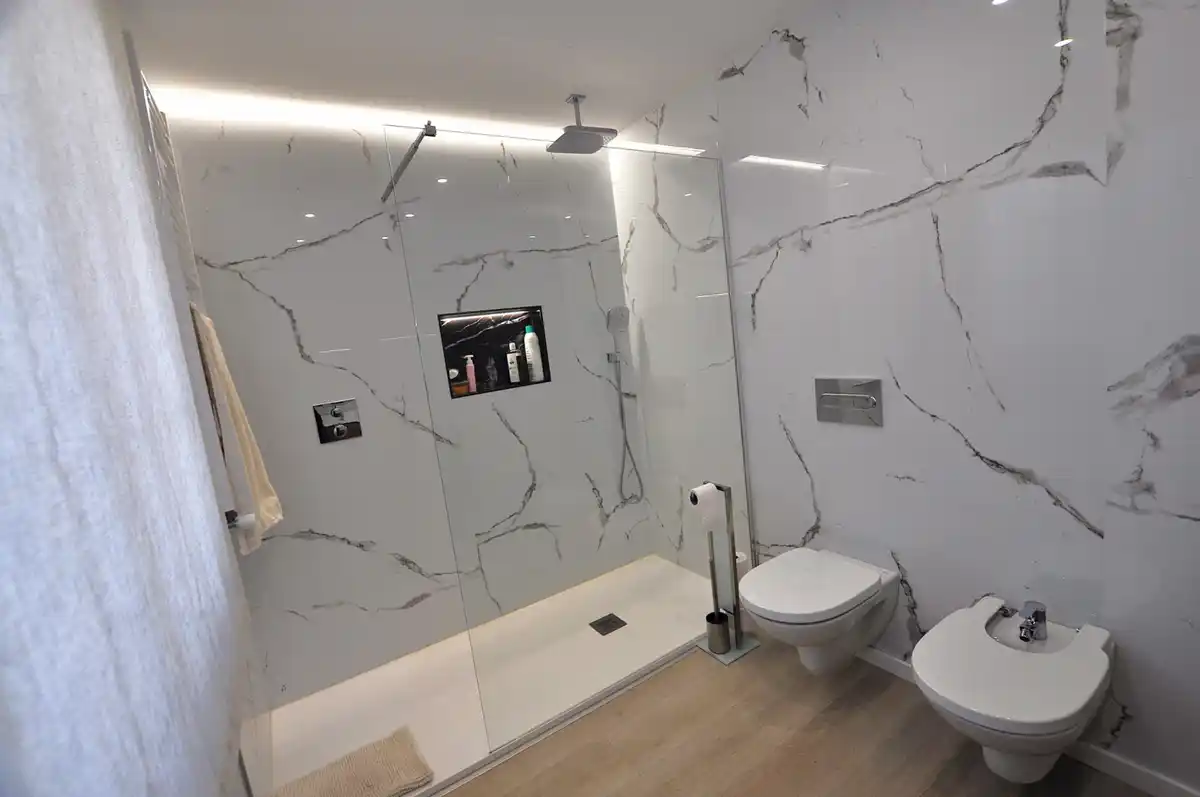Roses. Casa grande con piscina, garaje en solar esquinero en zona tranquila.