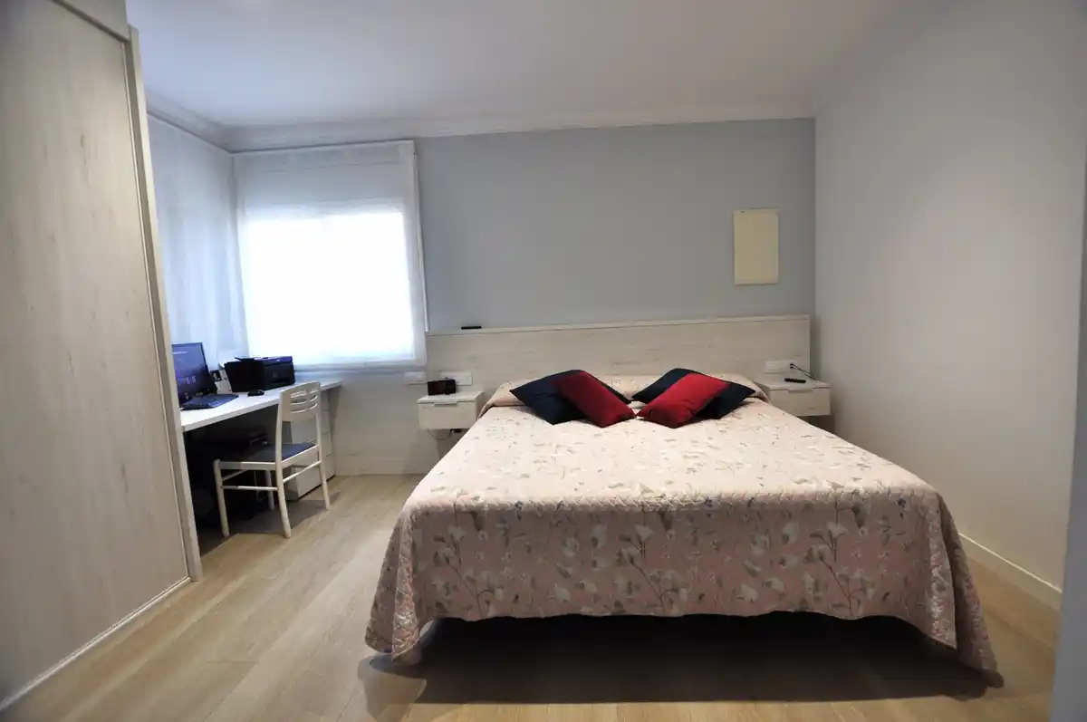 Roses. Casa grande con piscina, garaje en solar esquinero en zona tranquila.