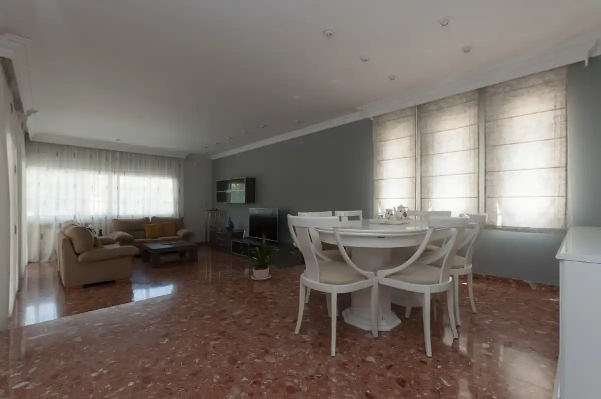 Roses. Casa grande con piscina, garaje en solar esquinero en zona tranquila.