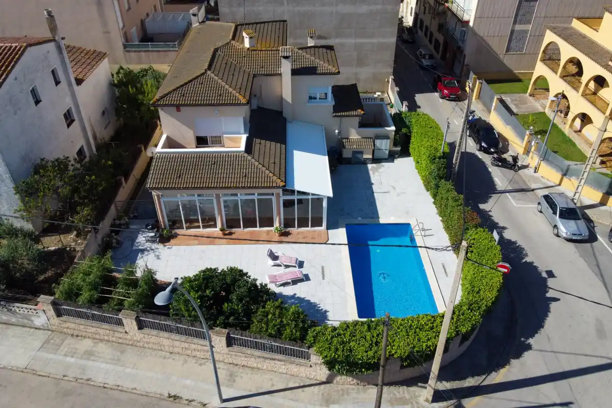 Roses. Casa grande con piscina, garaje en solar esquinero en zona tranquila.