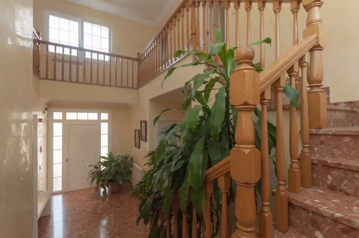 Roses. Casa grande con piscina, garaje en solar esquinero en zona tranquila.