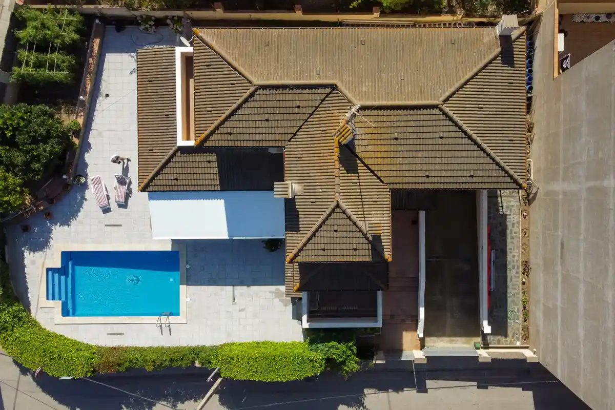 Roses. Casa grande con piscina, garaje en solar esquinero en zona tranquila.