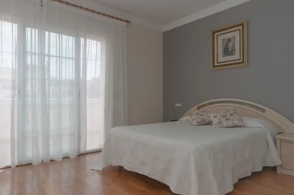 Roses. Casa grande con piscina, garaje en solar esquinero en zona tranquila.