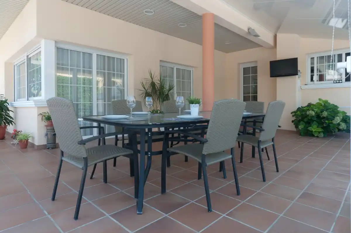 Roses. Casa grande con piscina, garaje en solar esquinero en zona tranquila.