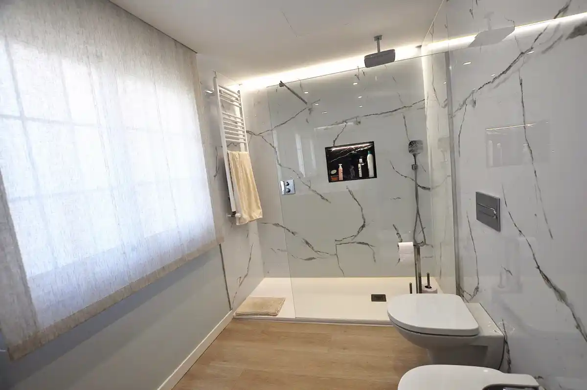 Roses. Casa grande con piscina, garaje en solar esquinero en zona tranquila.