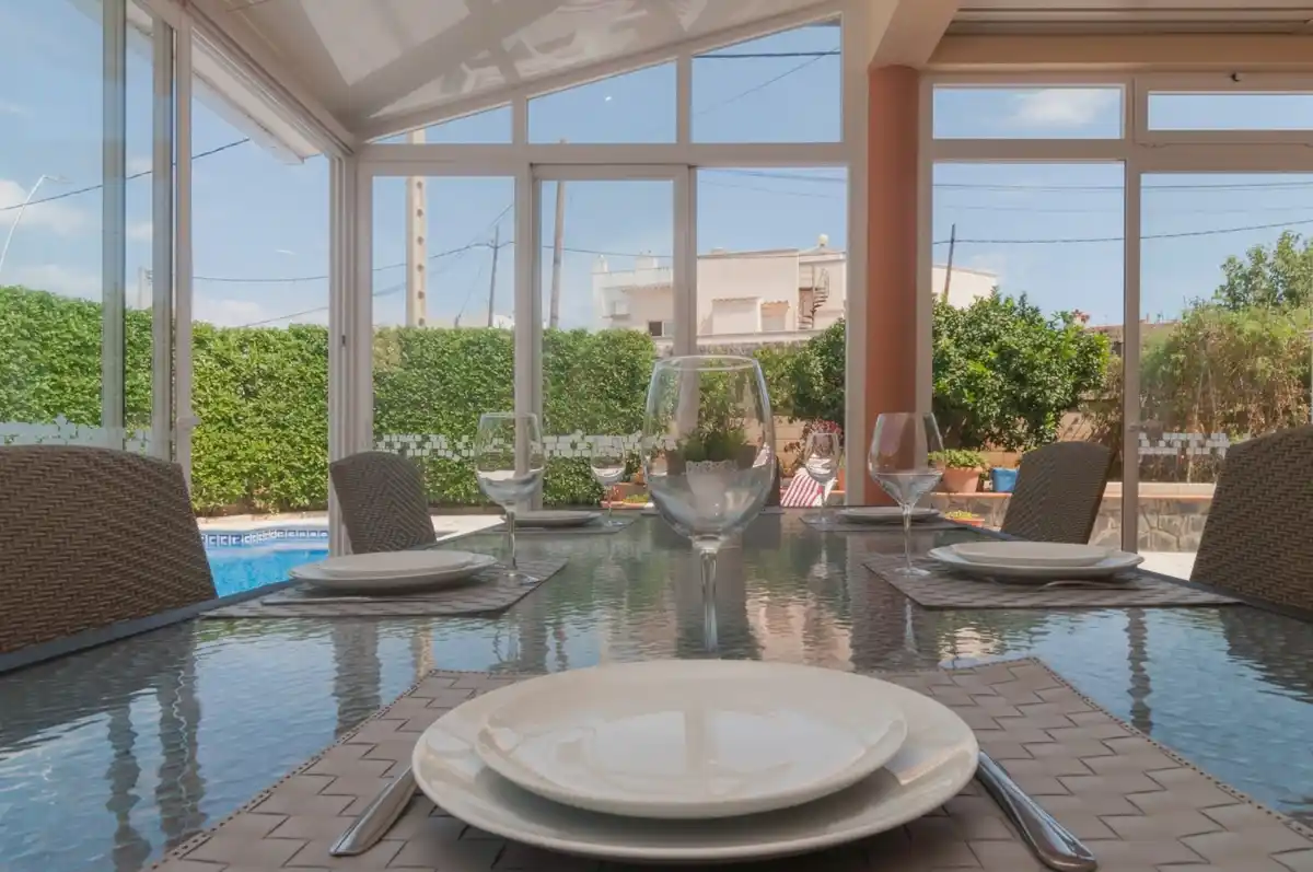 Roses. Casa grande con piscina, garaje en solar esquinero en zona tranquila.
