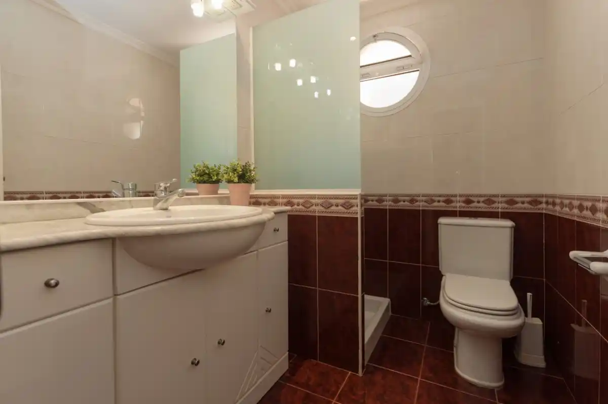 Roses. Casa grande con piscina, garaje en solar esquinero en zona tranquila.