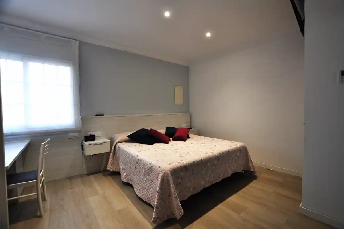 Roses. Casa grande con piscina, garaje en solar esquinero en zona tranquila.