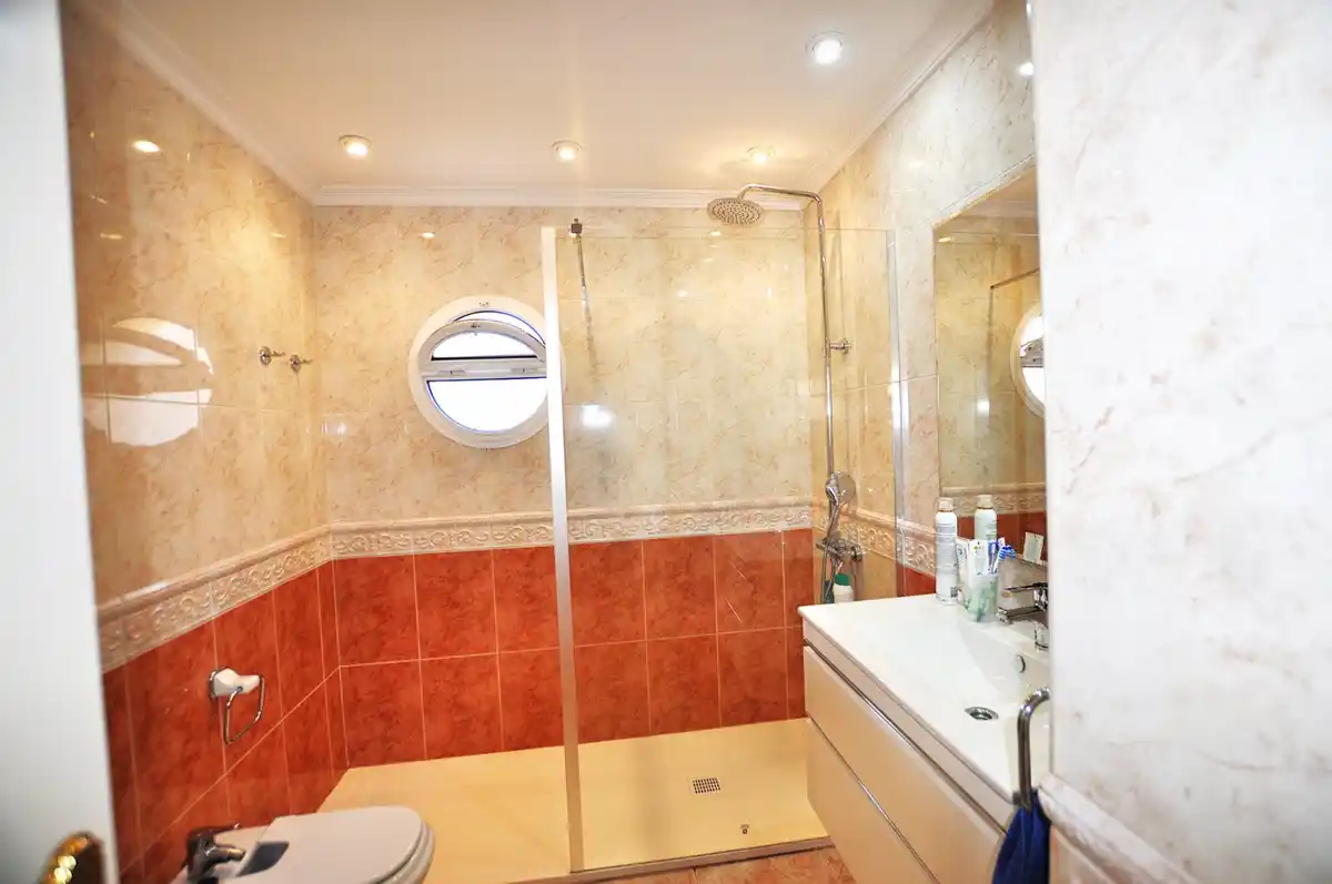 Roses. Casa grande con piscina, garaje en solar esquinero en zona tranquila.