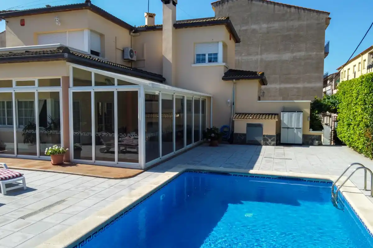 Roses. Casa grande con piscina, garaje en solar esquinero en zona tranquila.