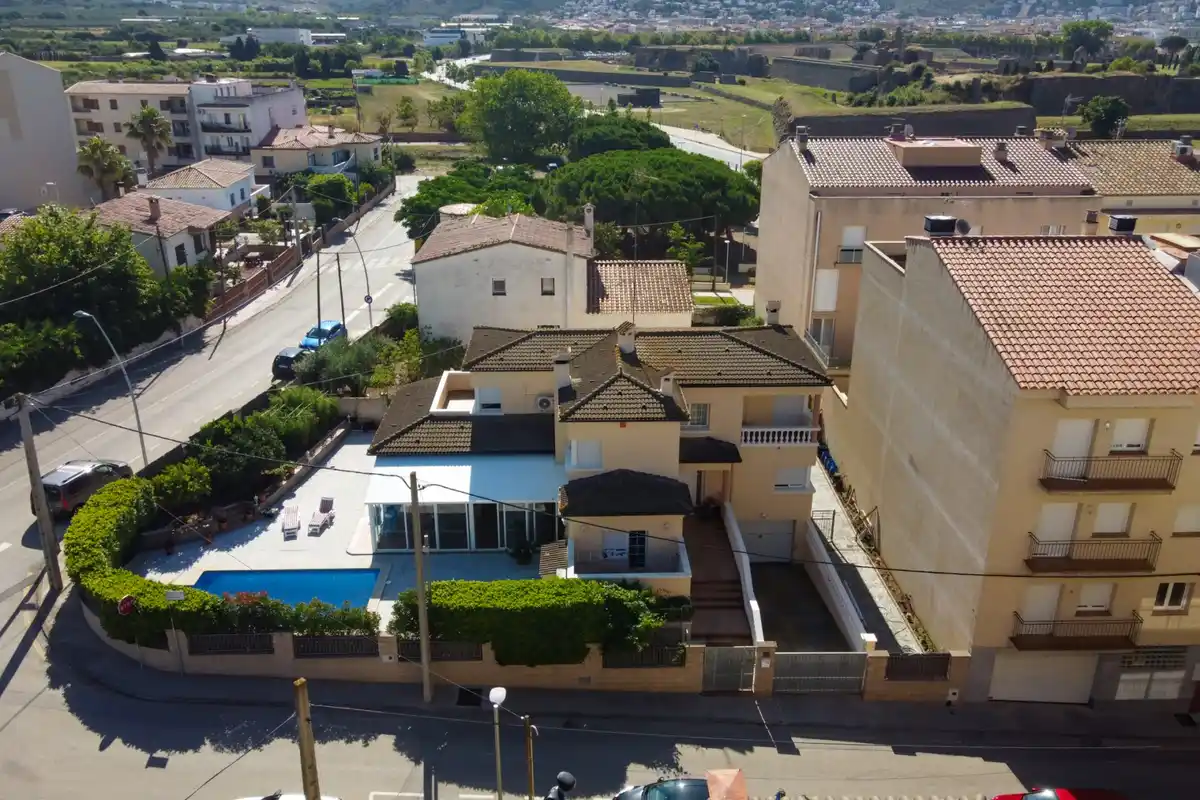 Roses. Casa grande con piscina, garaje en solar esquinero en zona tranquila.
