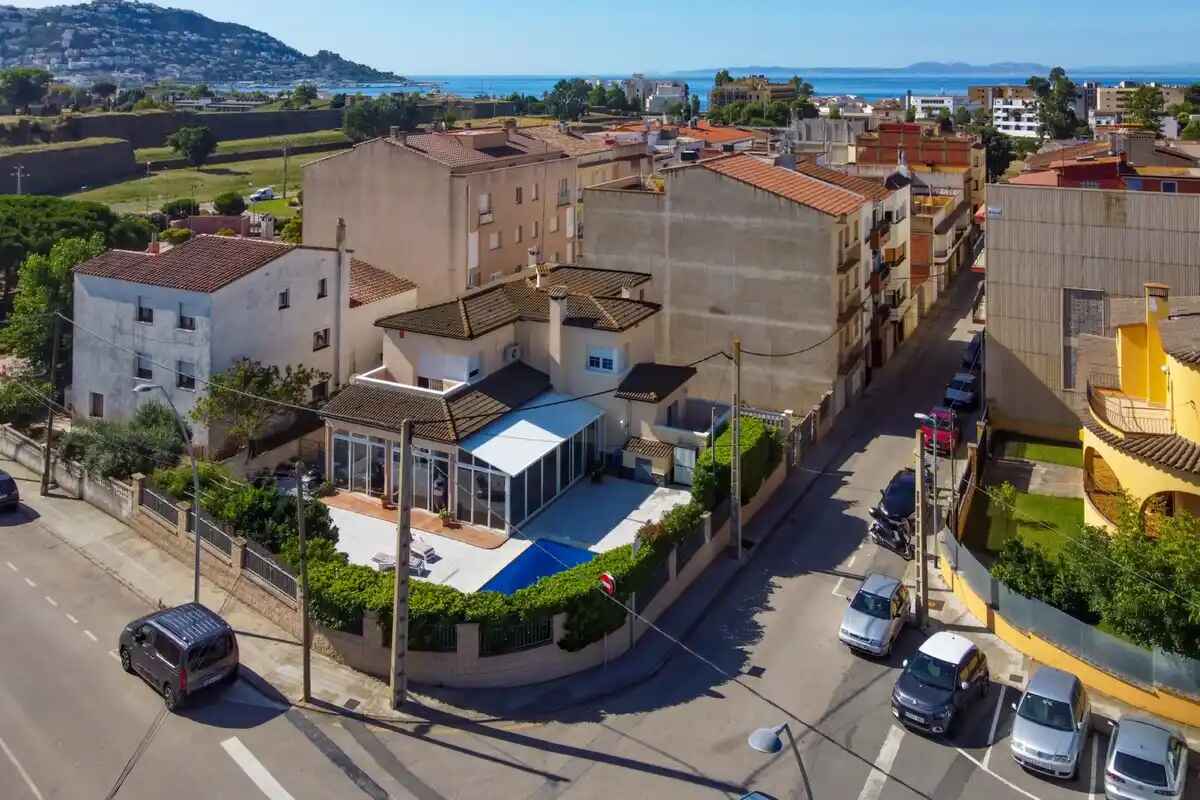 Roses. Casa grande con piscina, garaje en solar esquinero en zona tranquila.