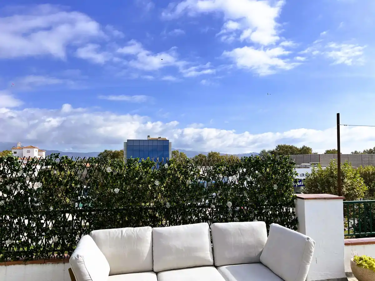 Piso reformado con gran terraza y piscina en Empuriabrava.