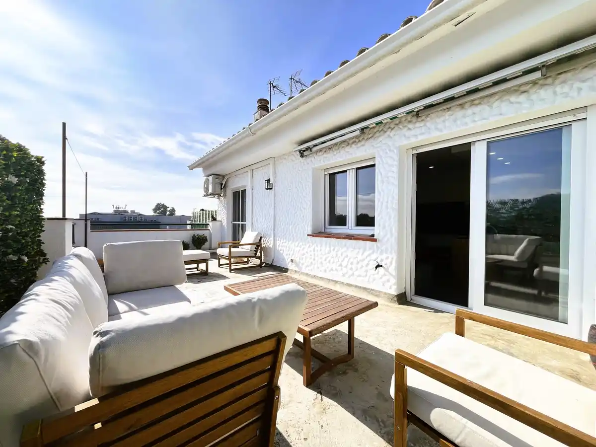 Piso reformado con gran terraza y piscina en Empuriabrava.