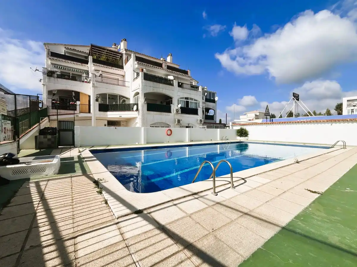Piso reformado con gran terraza y piscina en Empuriabrava.
