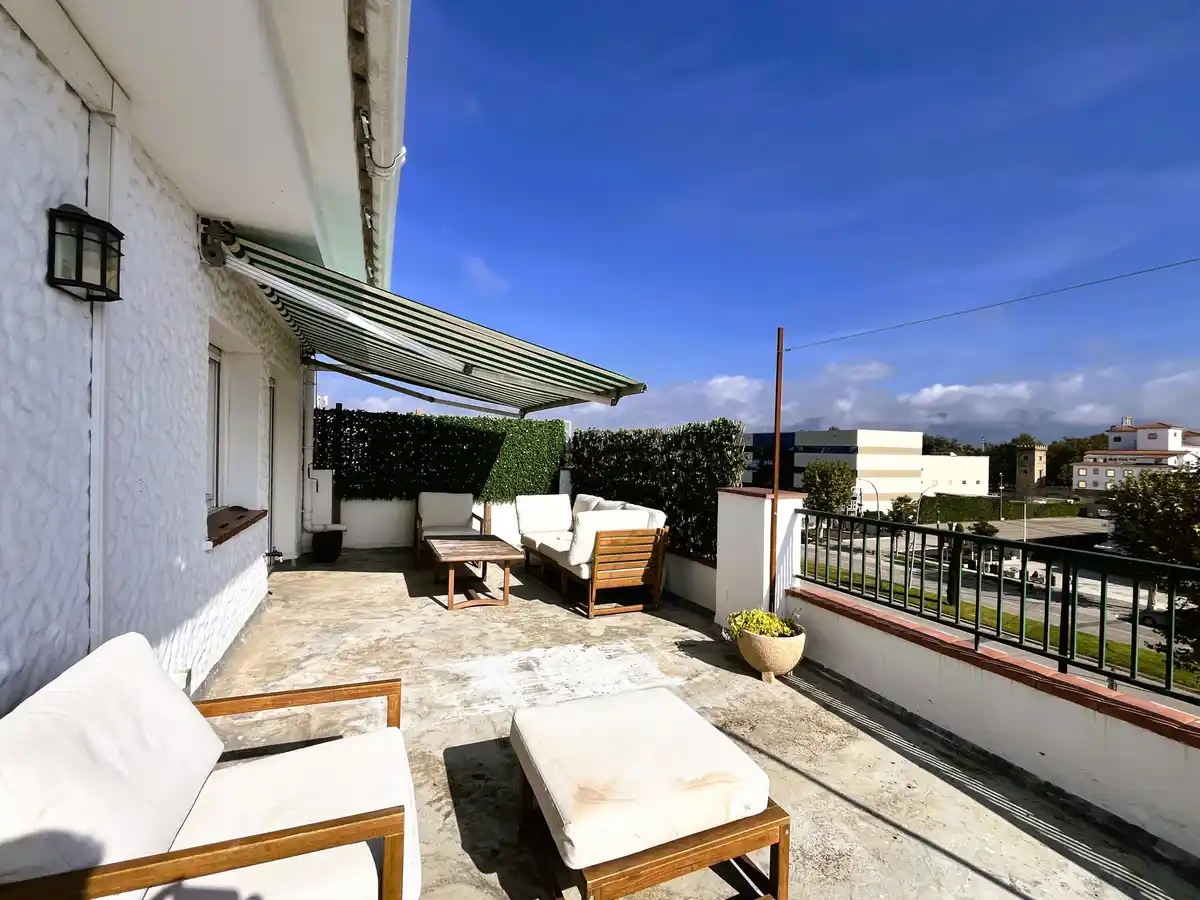 Piso reformado con gran terraza y piscina en Empuriabrava.
