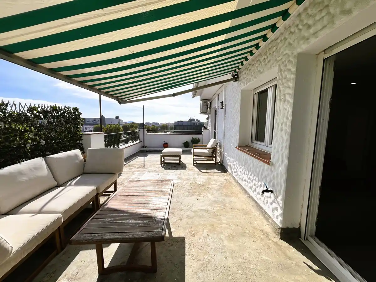 Piso reformado con gran terraza y piscina en Empuriabrava.