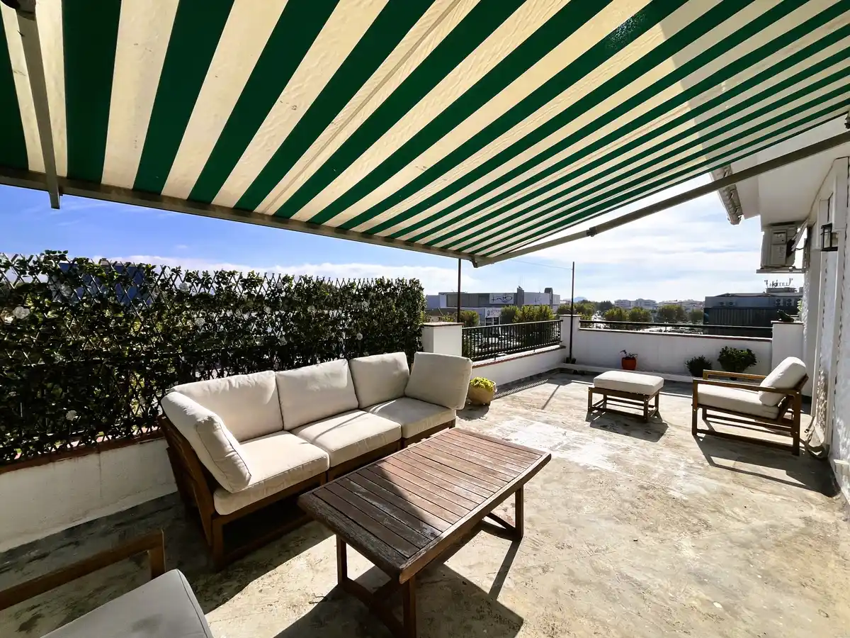 Piso reformado con gran terraza y piscina en Empuriabrava.
