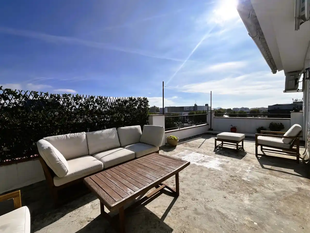Piso reformado con gran terraza y piscina en Empuriabrava.