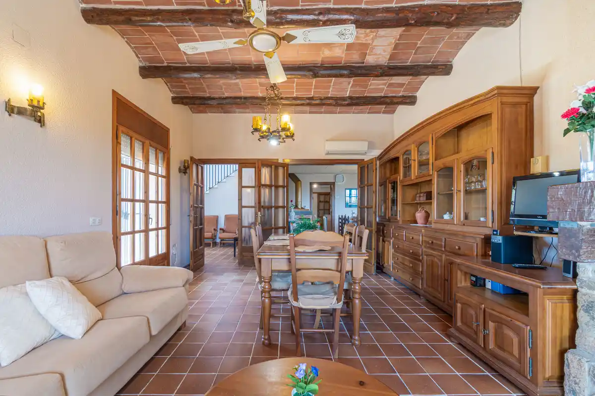 Casa independiente de estilo rústico en Bon Relax, Sant Pere Pescador a 1Km de la playa.