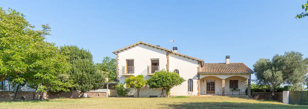 Casa independiente de estilo rústico en Bon Relax, Sant Pere Pescador a 1Km de la playa.
