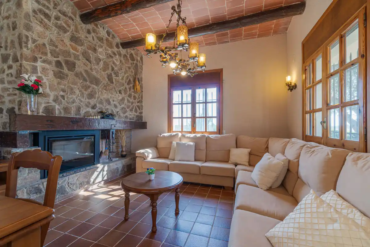 Casa independiente de estilo rústico en Bon Relax, Sant Pere Pescador a 1Km de la playa.