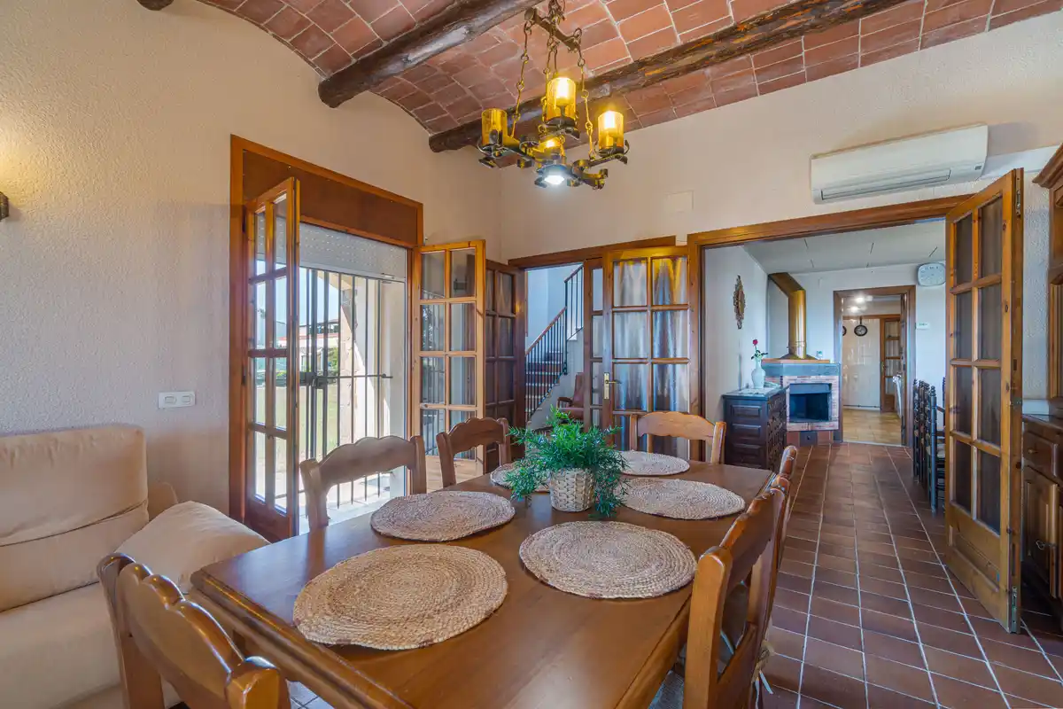 Casa independiente de estilo rústico en Bon Relax, Sant Pere Pescador a 1Km de la playa.