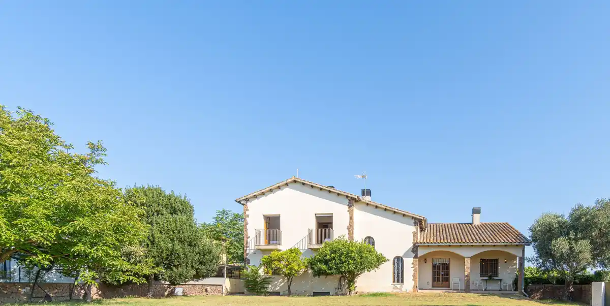 Casa independiente de estilo rústico en Bon Relax, Sant Pere Pescador a 1Km de la playa.